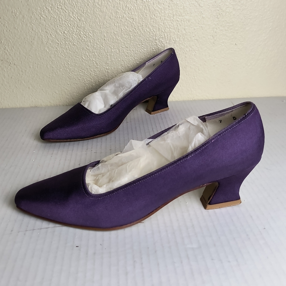 Satin Pumps Elegant Purple Heels Size 7B / M Vintage